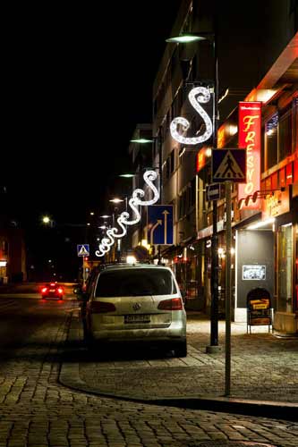 Tyylitellyt nuottiavaimet Jean Sibeliuksen syntymäkodin lähellä sijaitsevalla kadulla, Hämeenlinnassa.