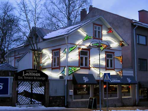 Seinän taidevalaistus Riihimäellä.