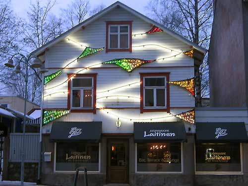 Seinän taidevalaistus Riihimäellä.